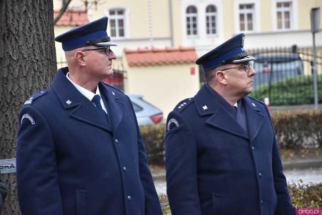 [FOTO] Represjonowani przypomnieli zdarzenia sprzed 42 lat. Obchody rocznicy wprowadzenia stanu wojennego pod świdnickim aresztem 
