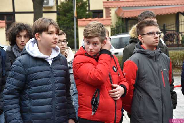 [FOTO] Represjonowani przypomnieli zdarzenia sprzed 42 lat. Obchody rocznicy wprowadzenia stanu wojennego pod świdnickim aresztem 