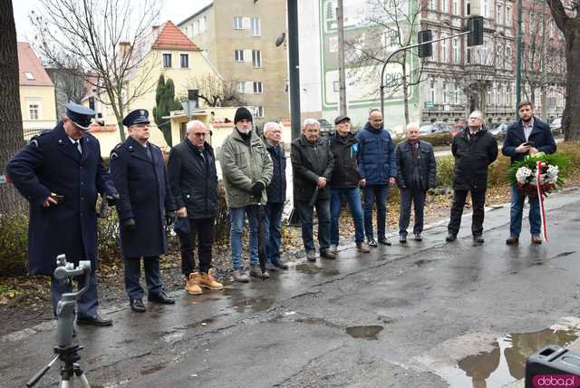 [FOTO] Represjonowani przypomnieli zdarzenia sprzed 42 lat. Obchody rocznicy wprowadzenia stanu wojennego pod świdnickim aresztem 