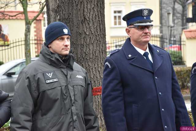 [FOTO] Represjonowani przypomnieli zdarzenia sprzed 42 lat. Obchody rocznicy wprowadzenia stanu wojennego pod świdnickim aresztem 