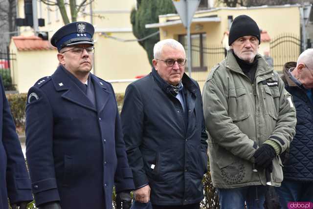 [FOTO] Represjonowani przypomnieli zdarzenia sprzed 42 lat. Obchody rocznicy wprowadzenia stanu wojennego pod świdnickim aresztem 