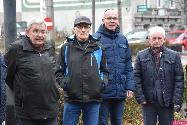 [FOTO] Represjonowani przypomnieli zdarzenia sprzed 42 lat. Obchody rocznicy wprowadzenia stanu wojennego pod świdnickim aresztem 