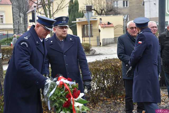 [FOTO] Represjonowani przypomnieli zdarzenia sprzed 42 lat. Obchody rocznicy wprowadzenia stanu wojennego pod świdnickim aresztem 