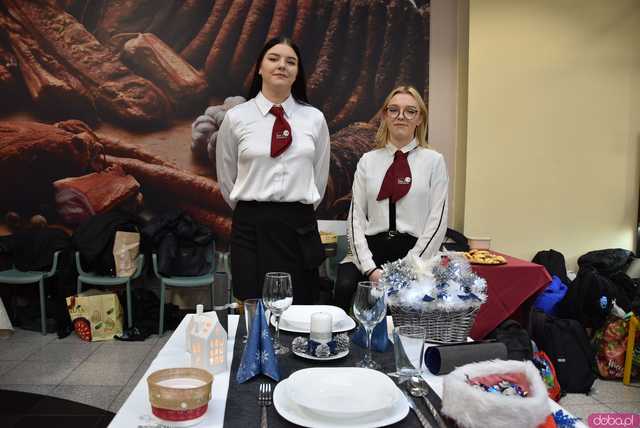 [FOTO] Uczniowie Hotelarki zaprezentowali bożonarodzeniowe nakrycia. Każde z nich przykuwało oko!