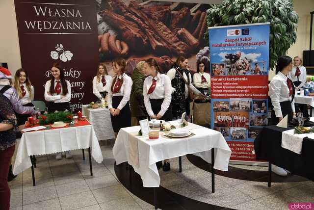 [FOTO] Uczniowie Hotelarki zaprezentowali bożonarodzeniowe nakrycia. Każde z nich przykuwało oko!