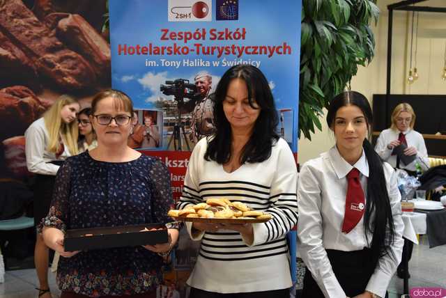 [FOTO] Uczniowie Hotelarki zaprezentowali bożonarodzeniowe nakrycia. Każde z nich przykuwało oko!