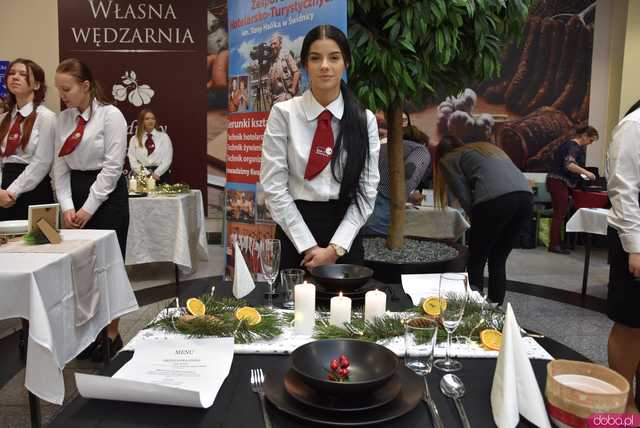 [FOTO] Uczniowie Hotelarki zaprezentowali bożonarodzeniowe nakrycia. Każde z nich przykuwało oko!