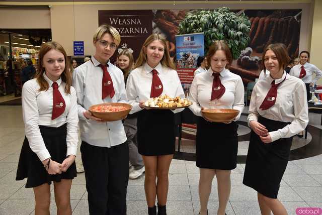 [FOTO] Uczniowie Hotelarki zaprezentowali bożonarodzeniowe nakrycia. Każde z nich przykuwało oko!