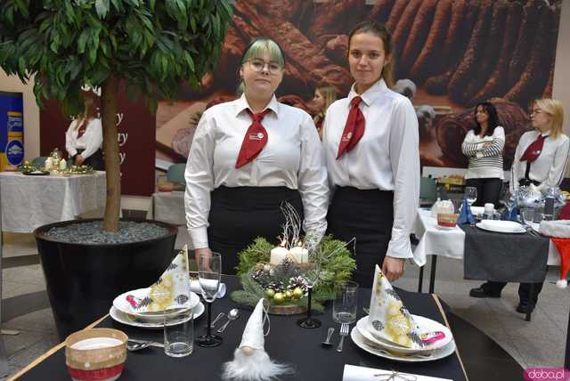 [FOTO] Uczniowie Hotelarki zaprezentowali bożonarodzeniowe nakrycia. Każde z nich przykuwało oko!