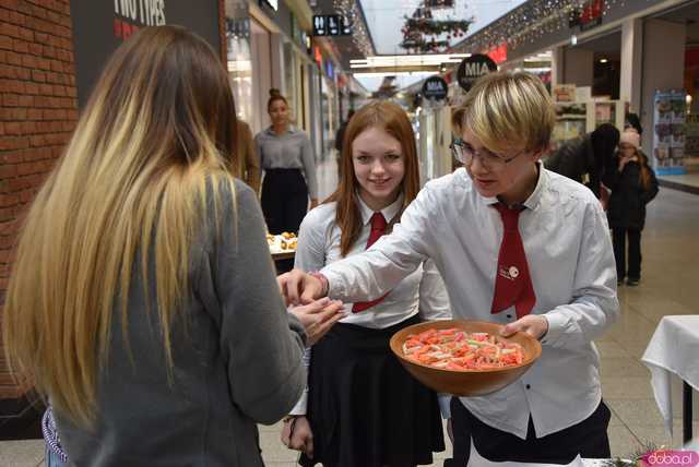 [FOTO] Uczniowie Hotelarki zaprezentowali bożonarodzeniowe nakrycia. Każde z nich przykuwało oko!