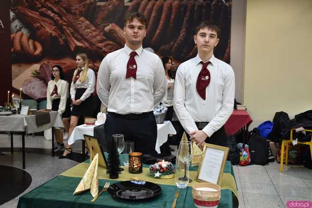 [FOTO] Uczniowie Hotelarki zaprezentowali bożonarodzeniowe nakrycia. Każde z nich przykuwało oko!