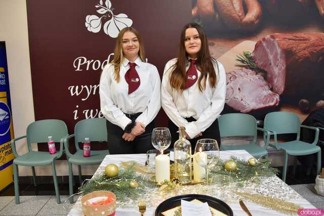 [FOTO] Uczniowie Hotelarki zaprezentowali bożonarodzeniowe nakrycia. Każde z nich przykuwało oko!