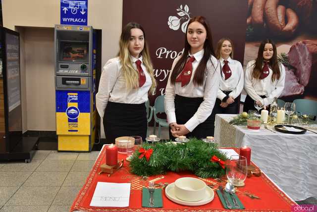 [FOTO] Uczniowie Hotelarki zaprezentowali bożonarodzeniowe nakrycia. Każde z nich przykuwało oko!
