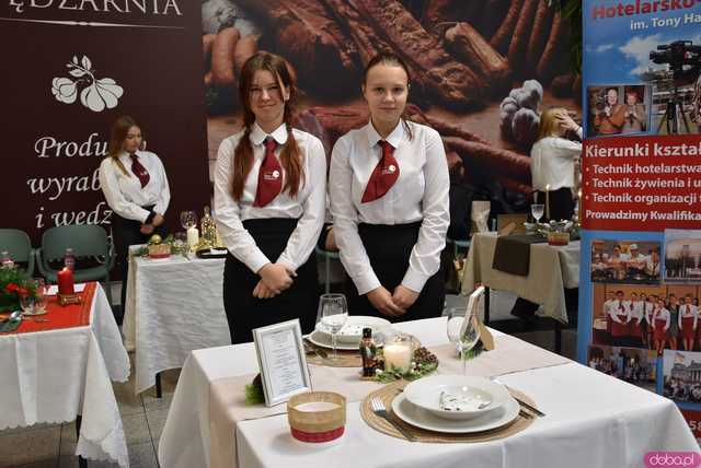 [FOTO] Uczniowie Hotelarki zaprezentowali bożonarodzeniowe nakrycia. Każde z nich przykuwało oko!