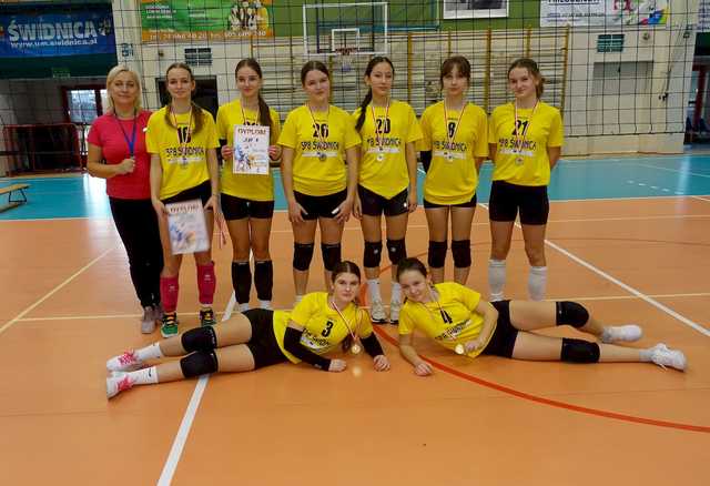 [FOTO] Dziewczyny z klas 7-8 rywalizowały w turnieju siatkówki