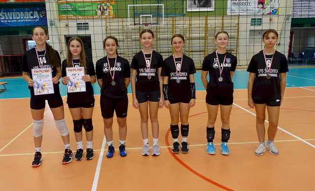 [FOTO] Dziewczyny z klas 7-8 rywalizowały w turnieju siatkówki