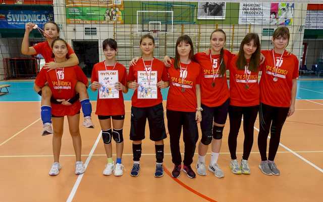 [FOTO] Dziewczyny z klas 7-8 rywalizowały w turnieju siatkówki