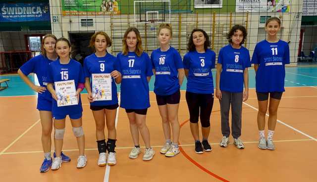 [FOTO] Dziewczyny z klas 7-8 rywalizowały w turnieju siatkówki