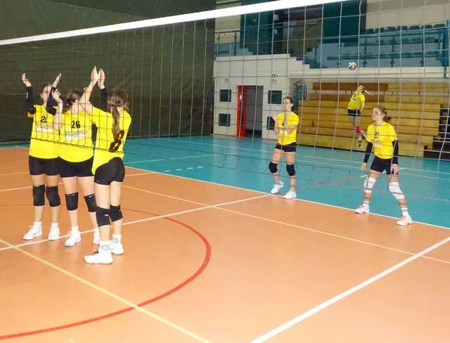 [FOTO] Dziewczyny z klas 7-8 rywalizowały w turnieju siatkówki