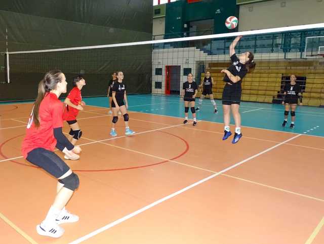[FOTO] Dziewczyny z klas 7-8 rywalizowały w turnieju siatkówki