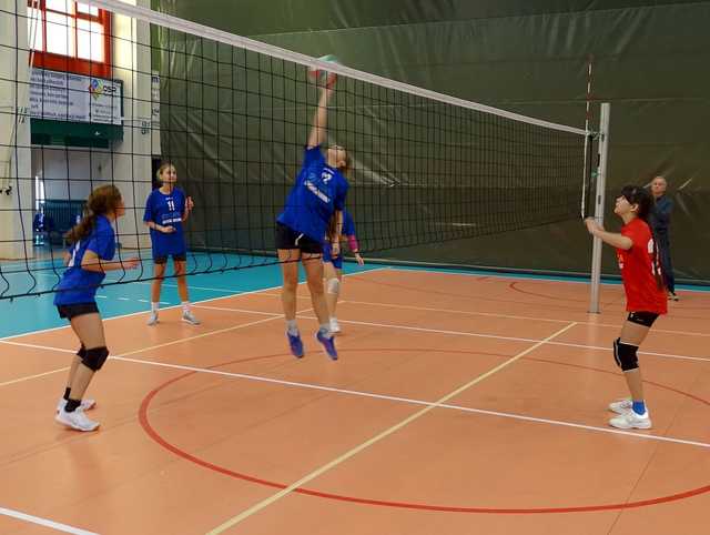 [FOTO] Dziewczyny z klas 7-8 rywalizowały w turnieju siatkówki