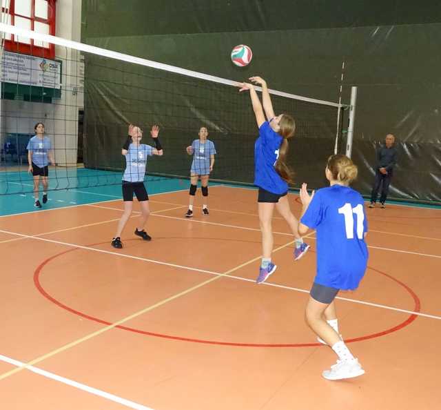 [FOTO] Dziewczyny z klas 7-8 rywalizowały w turnieju siatkówki