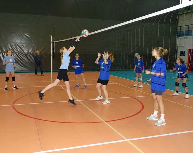 [FOTO] Dziewczyny z klas 7-8 rywalizowały w turnieju siatkówki