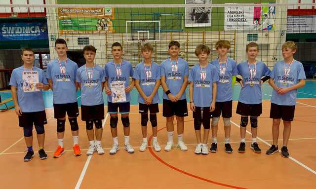 [FOTO] Chłopcy z klas 7-8 rywalizowali w turnieju siatkówki