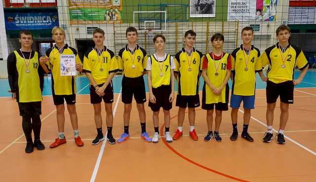 [FOTO] Chłopcy z klas 7-8 rywalizowali w turnieju siatkówki