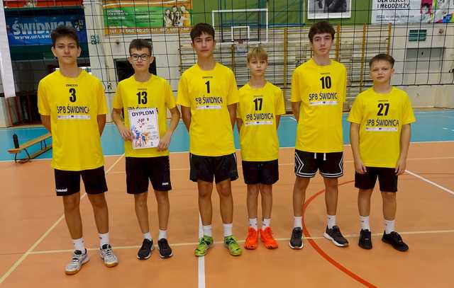[FOTO] Chłopcy z klas 7-8 rywalizowali w turnieju siatkówki