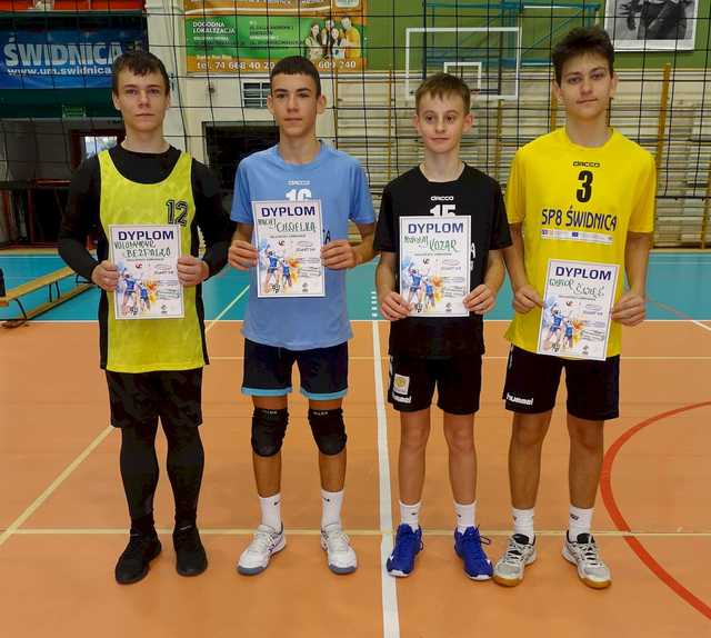 [FOTO] Chłopcy z klas 7-8 rywalizowali w turnieju siatkówki