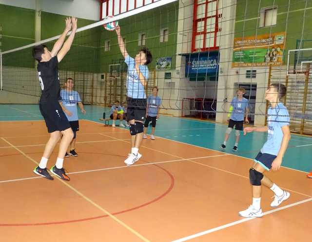 [FOTO] Chłopcy z klas 7-8 rywalizowali w turnieju siatkówki