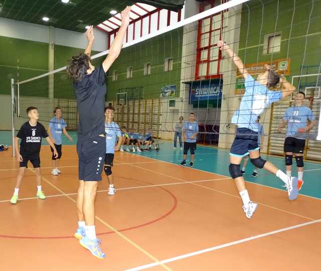 [FOTO] Chłopcy z klas 7-8 rywalizowali w turnieju siatkówki