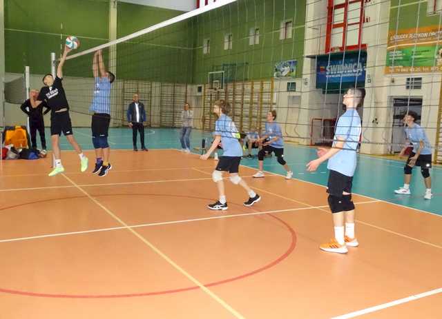[FOTO] Chłopcy z klas 7-8 rywalizowali w turnieju siatkówki