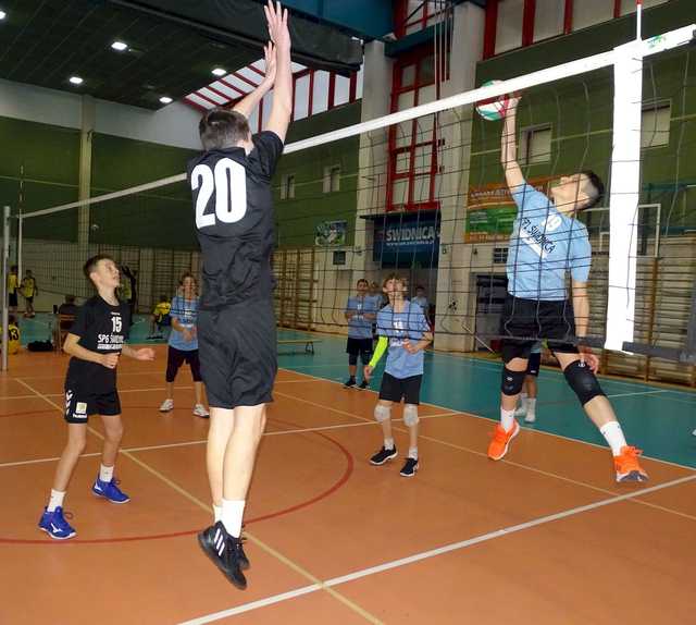 [FOTO] Chłopcy z klas 7-8 rywalizowali w turnieju siatkówki