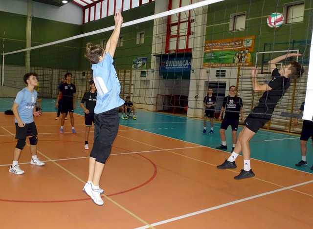 [FOTO] Chłopcy z klas 7-8 rywalizowali w turnieju siatkówki