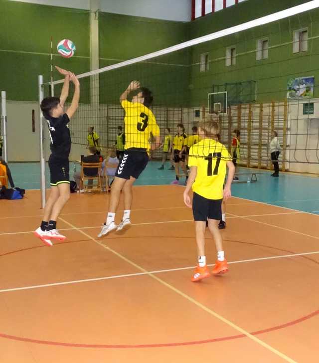 [FOTO] Chłopcy z klas 7-8 rywalizowali w turnieju siatkówki