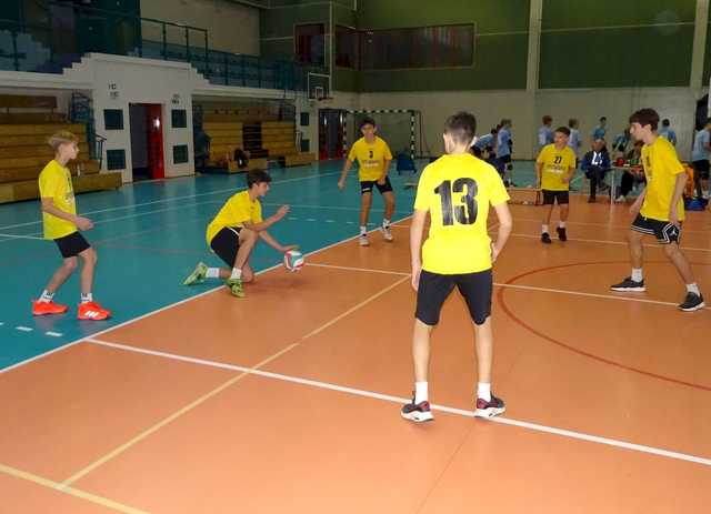 [FOTO] Chłopcy z klas 7-8 rywalizowali w turnieju siatkówki