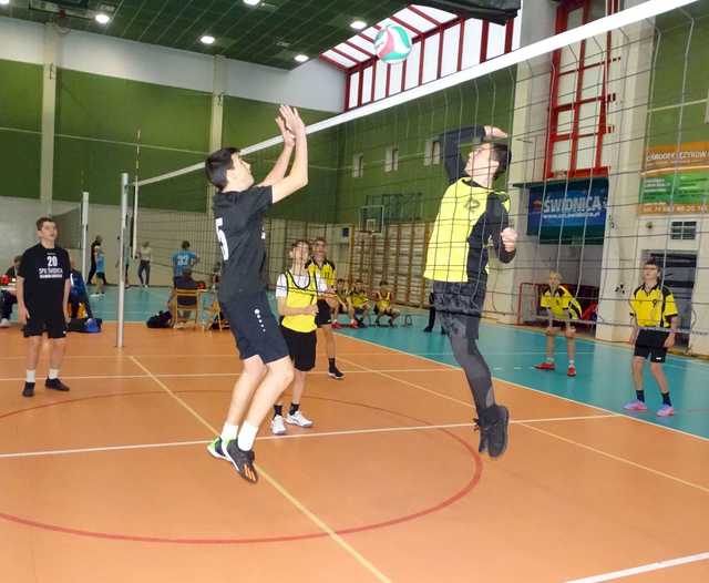 [FOTO] Chłopcy z klas 7-8 rywalizowali w turnieju siatkówki