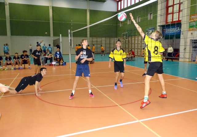 [FOTO] Chłopcy z klas 7-8 rywalizowali w turnieju siatkówki