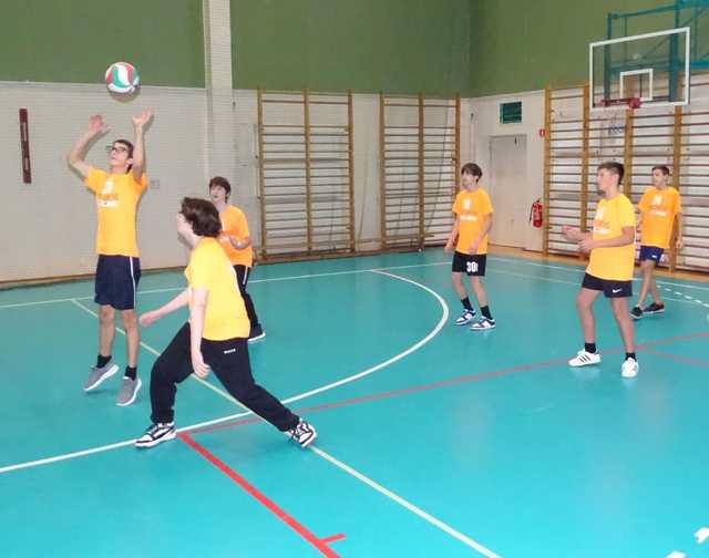 [FOTO] Chłopcy z klas 7-8 rywalizowali w turnieju siatkówki