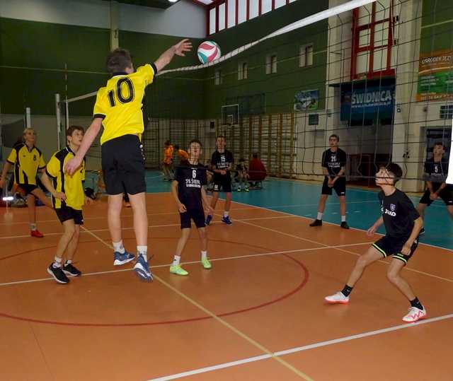 [FOTO] Chłopcy z klas 7-8 rywalizowali w turnieju siatkówki