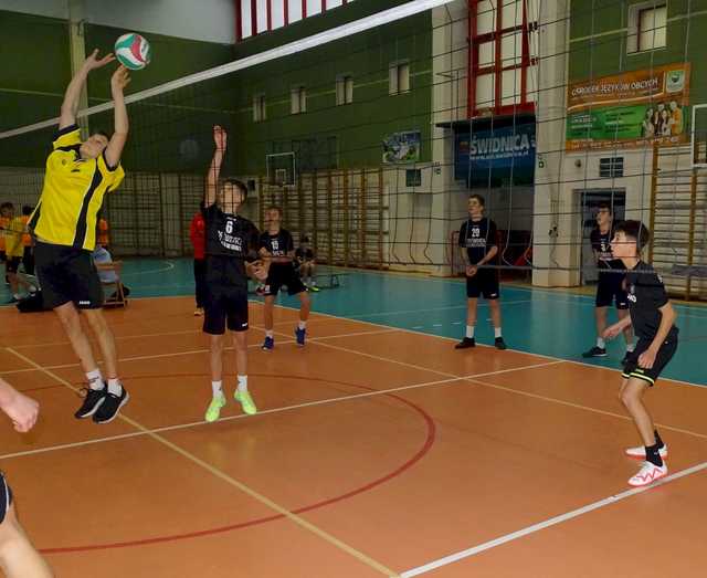 [FOTO] Chłopcy z klas 7-8 rywalizowali w turnieju siatkówki