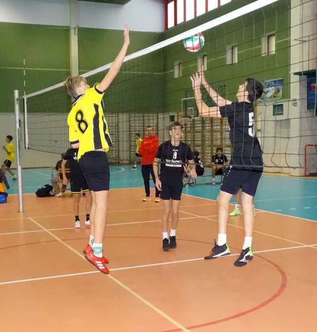[FOTO] Chłopcy z klas 7-8 rywalizowali w turnieju siatkówki
