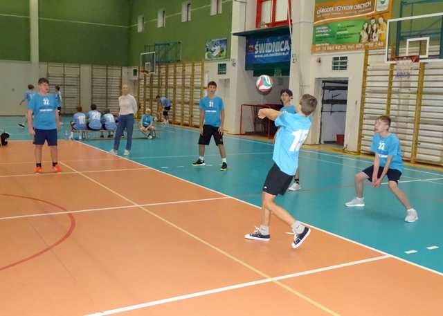 [FOTO] Chłopcy z klas 7-8 rywalizowali w turnieju siatkówki