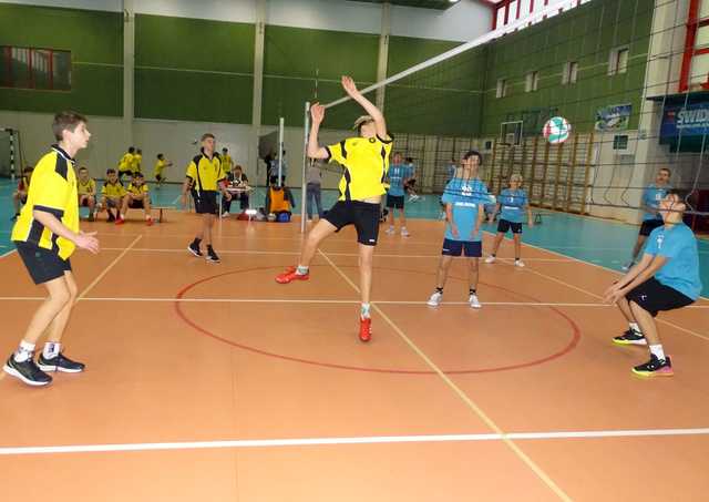 [FOTO] Chłopcy z klas 7-8 rywalizowali w turnieju siatkówki