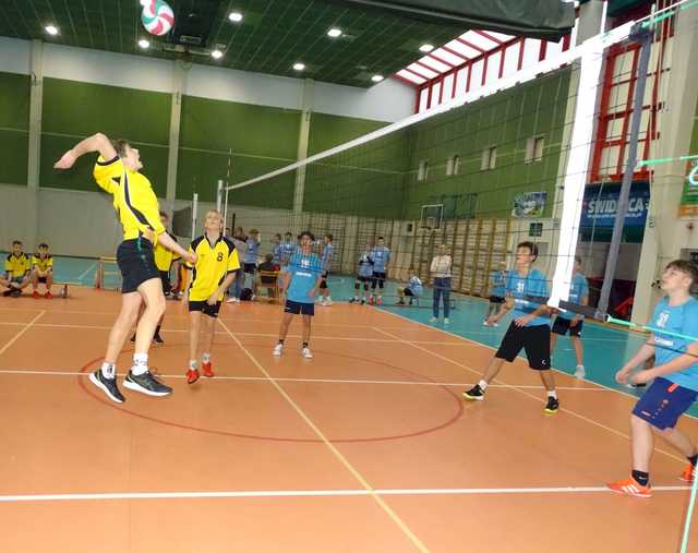 [FOTO] Chłopcy z klas 7-8 rywalizowali w turnieju siatkówki