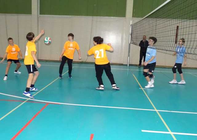 [FOTO] Chłopcy z klas 7-8 rywalizowali w turnieju siatkówki