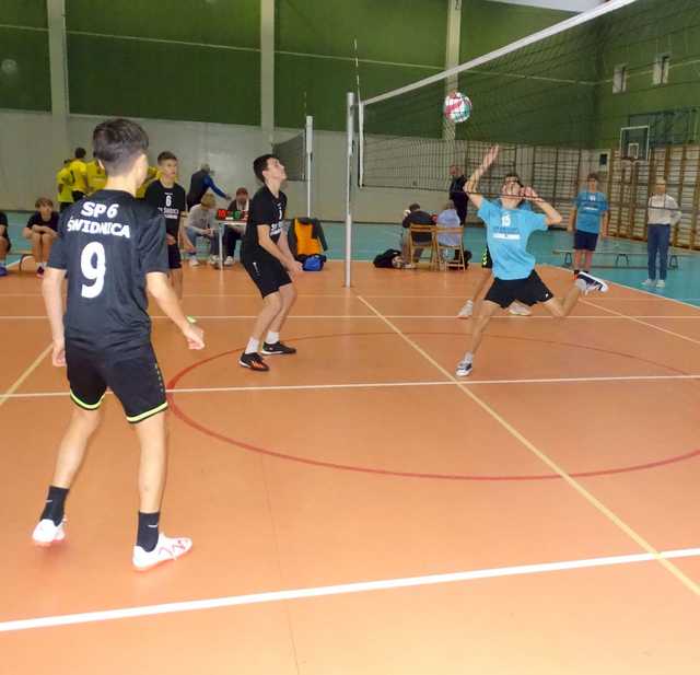 [FOTO] Chłopcy z klas 7-8 rywalizowali w turnieju siatkówki