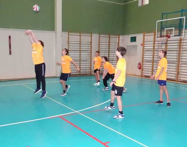 [FOTO] Chłopcy z klas 7-8 rywalizowali w turnieju siatkówki